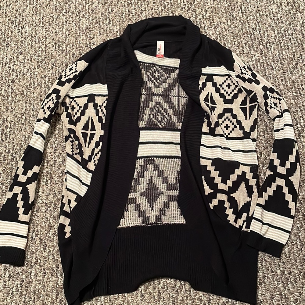 No boundaries cardigan size large. Tan and black geometric patterns.
